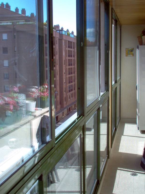 Cerramiento balcón con parte fija y ventanas correderas