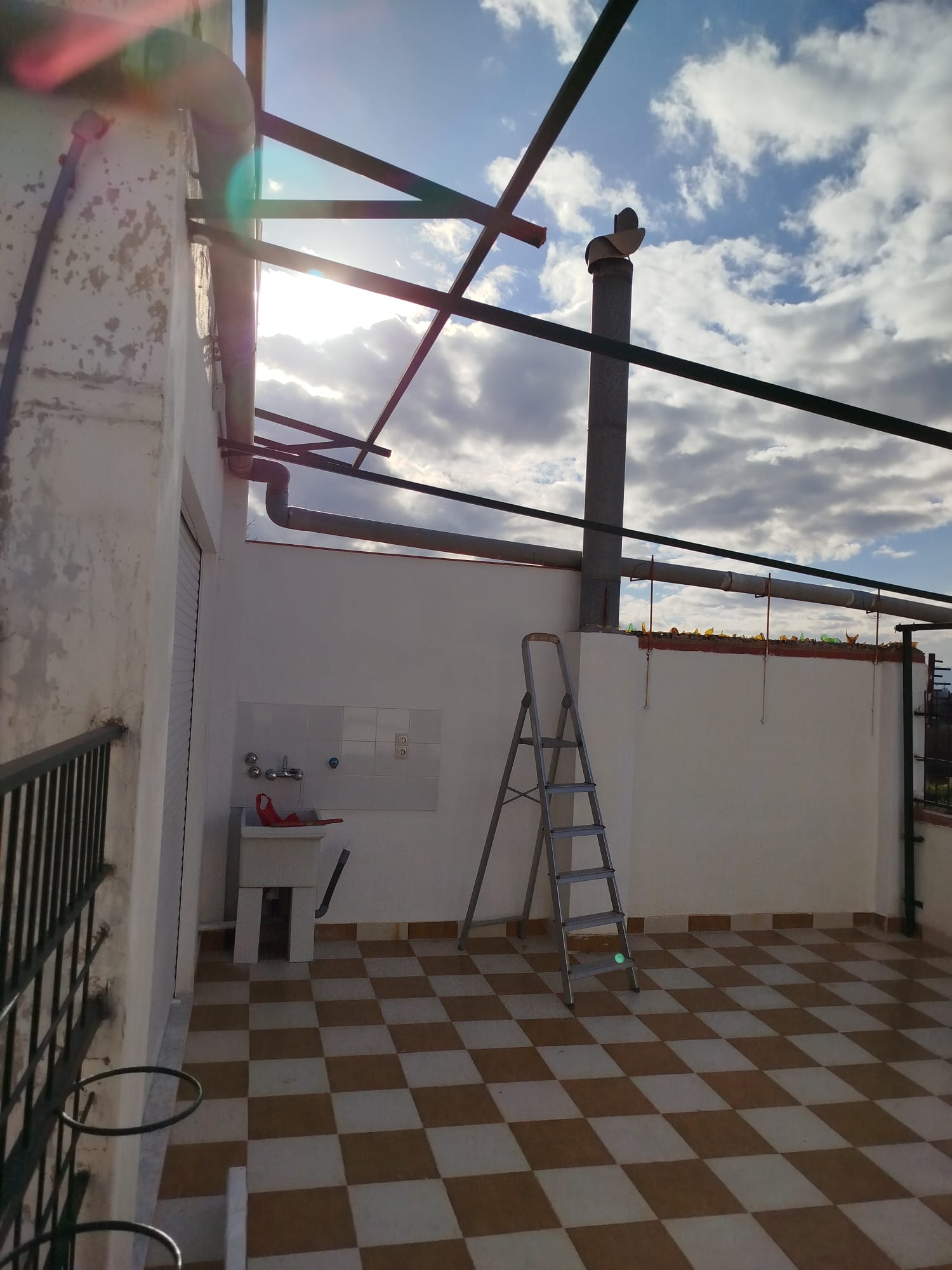 Pergola con armario antes