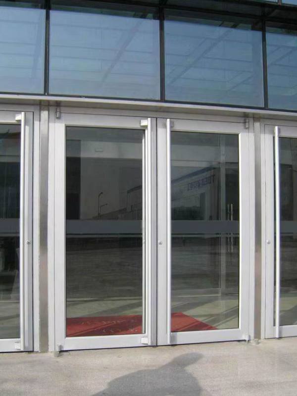 Puerta abatible uso intensivo