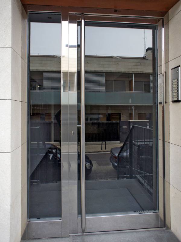 Puerta acero edificio residencial