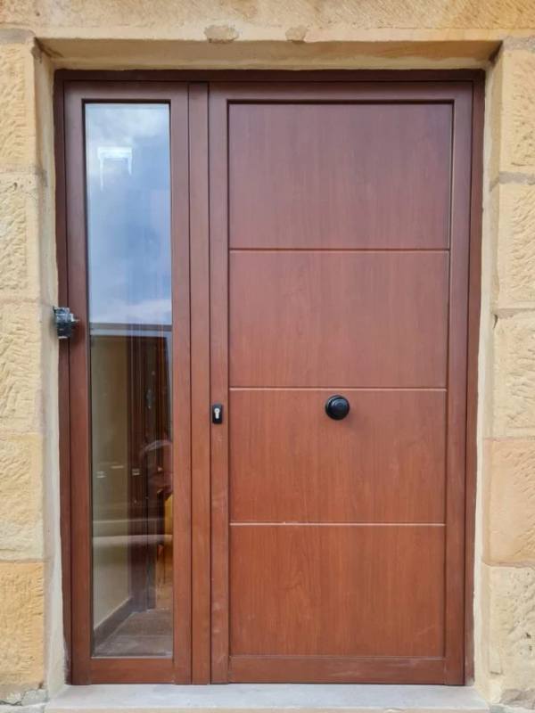 Puerta aluminio lacada madera