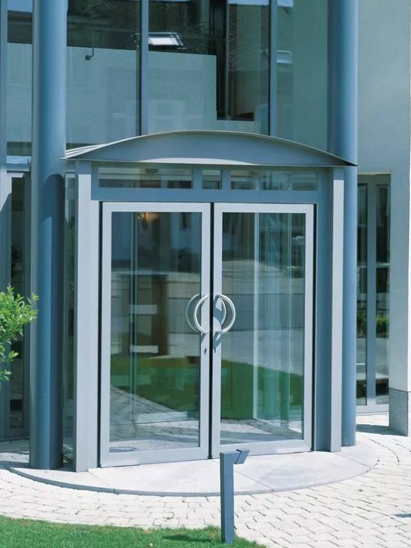 Puerta batiente para uso intensivo